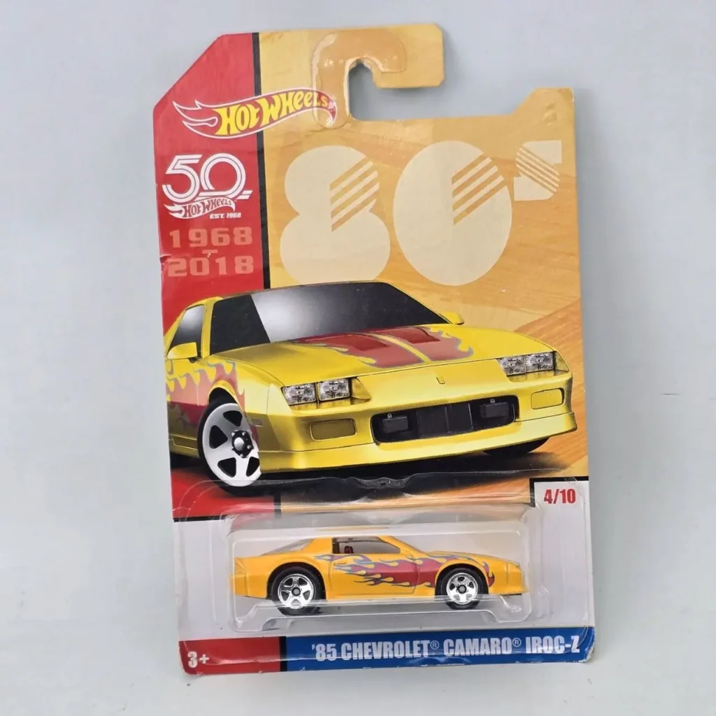 Hot Wheels '85 Chevrolet Camaro IROC-Z amarillo con llamas en su empaque. by Remates Narvaja