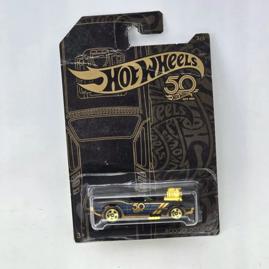 Hot Wheels Rodger Dodger 50 Aniversario negro y dorado en empaque. by Remates Narvaja