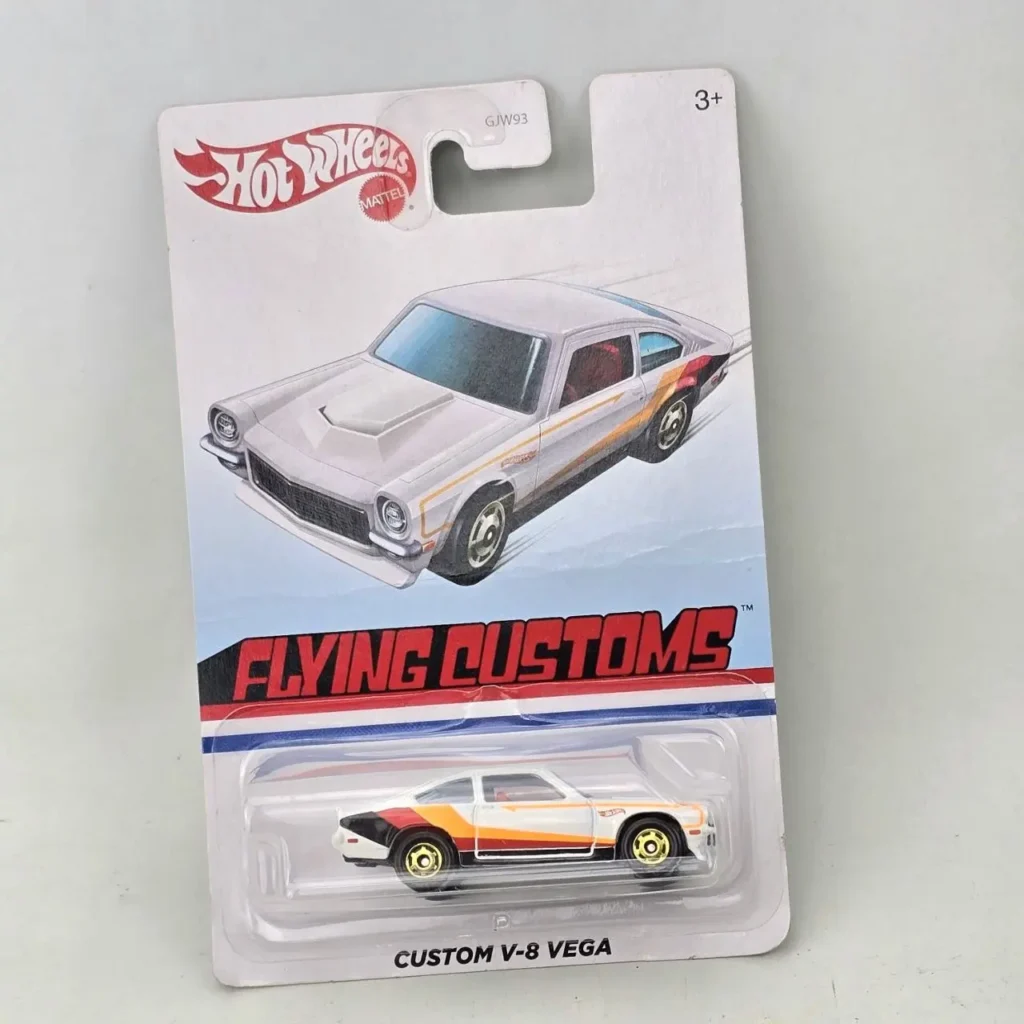 Hot Wheels Flying Customs Custom V-8 Vega die-cast car, blanco con rayas naranjas y negras, nuevo en su empaque. by Remates Narvaja