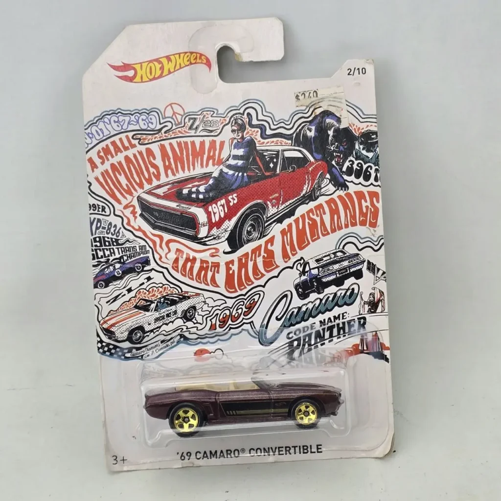 Hot Wheels '69 Camaro Convertible coche de juguete die-cast color granate con ruedas doradas en empaque retro con diseño psicodélico." by Remates Narvaja