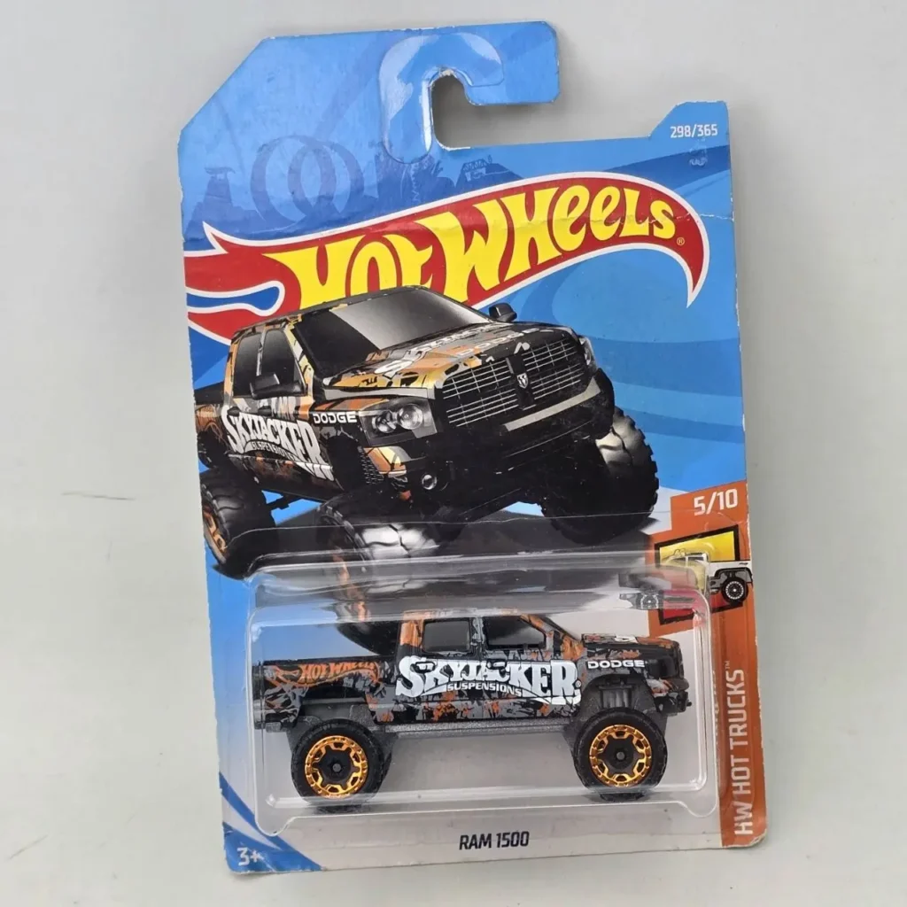 Hot Wheels Dodge RAM 1500 Skyjacker monster truck nuevo en empaque, diseño camuflaje negro y naranja con ruedas doradas by Remates Narvaja