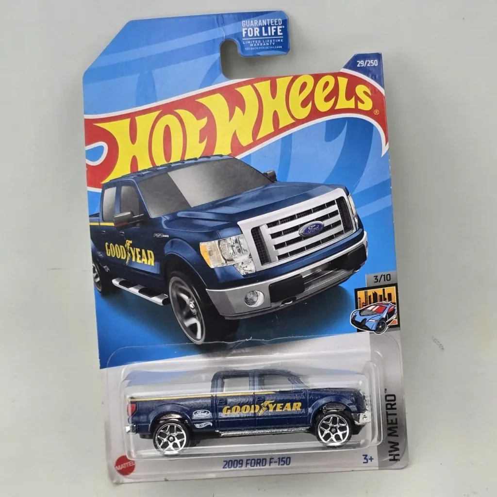 Hot Wheels 2009 Ford F-150 Goodyear azul, serie HW Metro, en empaque. by Remates Narvaja