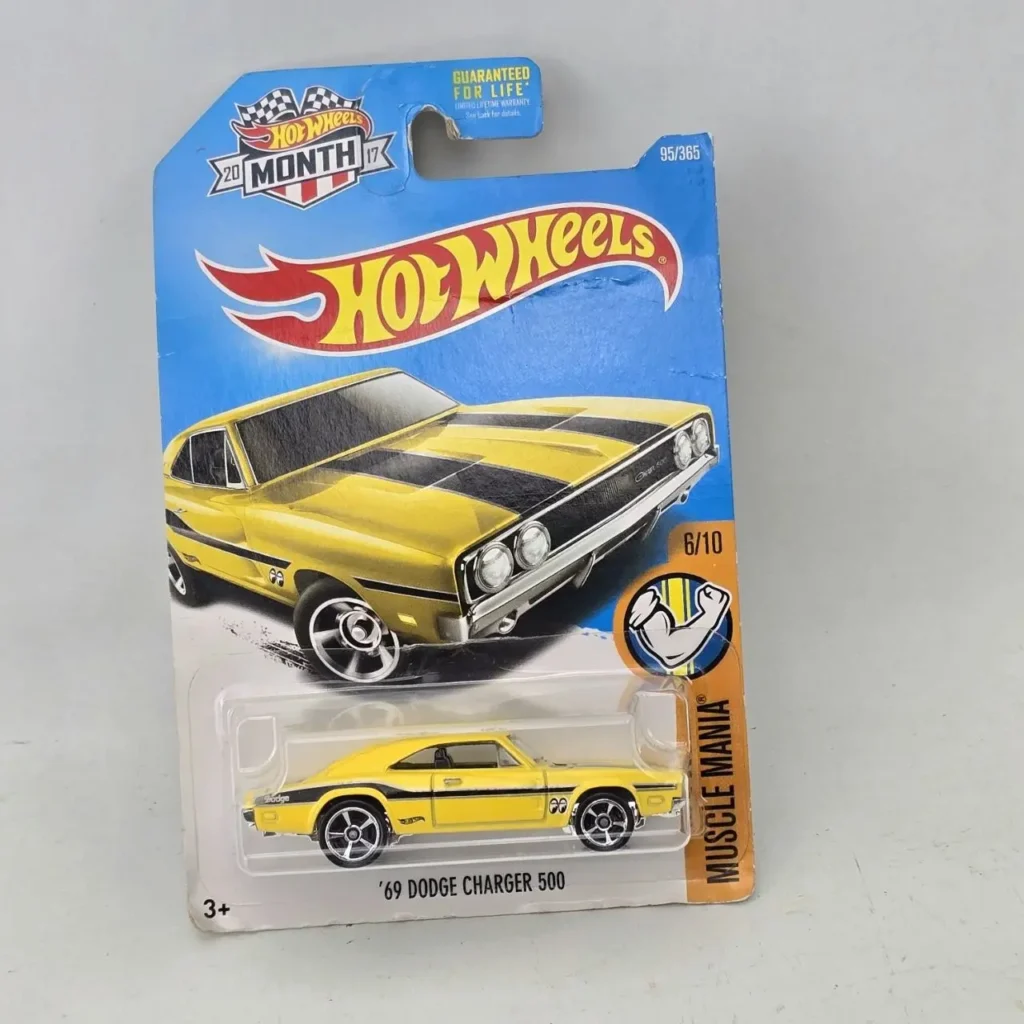 Coche Hot Wheels '69 Dodge Charger 500 amarillo con rayas negras en su empaque original. by Remates Narvaja