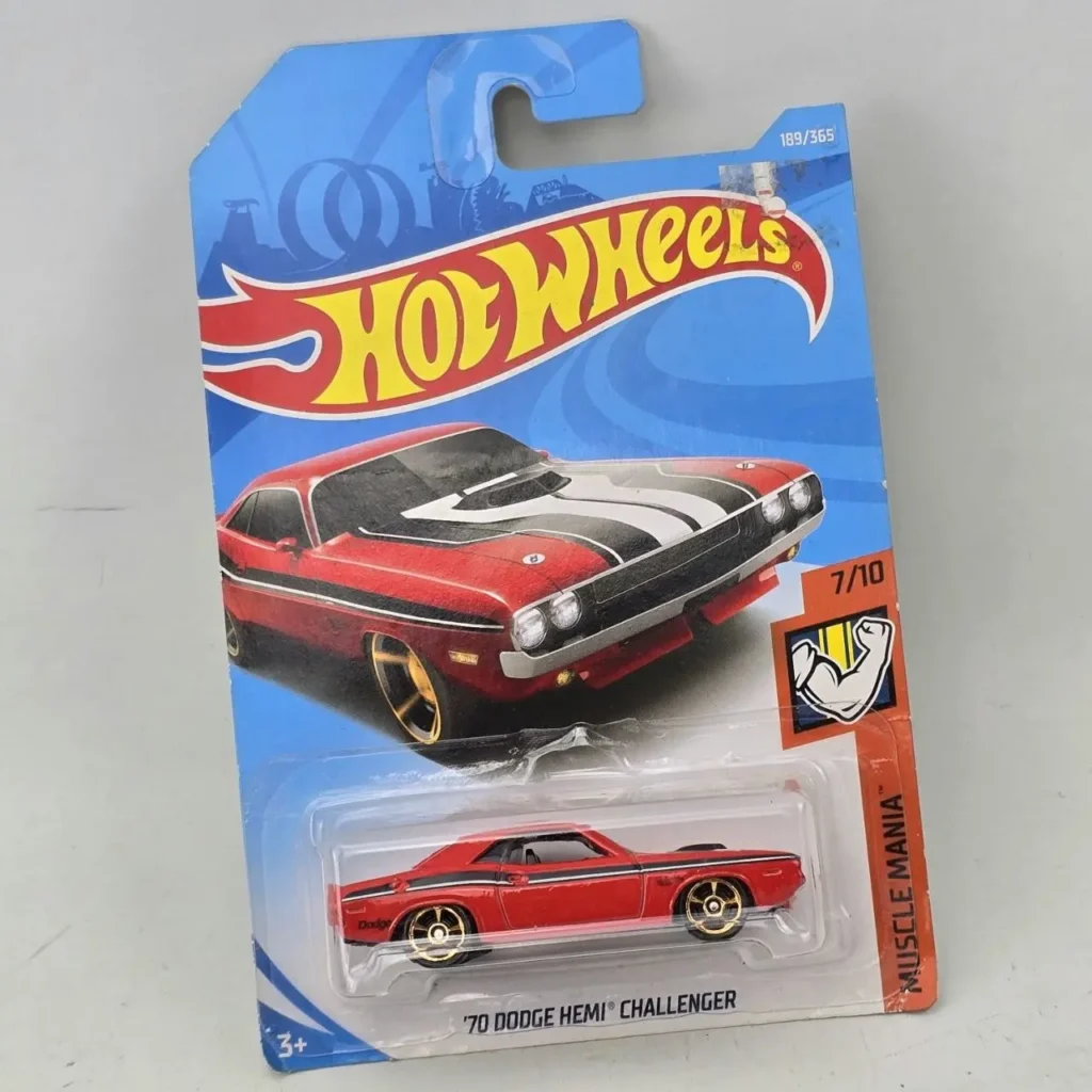 Hot Wheels '70 Dodge Hemi Challenger rojo con rayas negras en su empaque original de la serie Muscle Mania. by Remates Narvaja