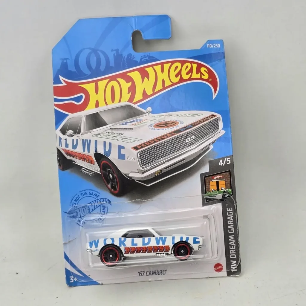 Hot Wheels '67 Camaro blanco con diseño 'Worldwide' en empaque sellado, serie HW Dream Garage 4/5. by Remates Narvaja