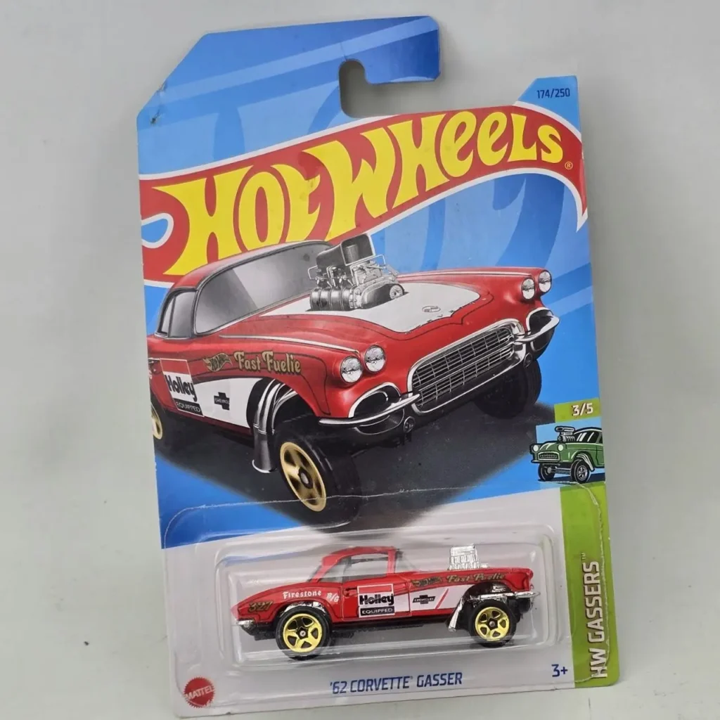 Hot Wheels '62 Corvette Gasser rojo con ruedas doradas y motor expuesto, nuevo en su empaque. by Remates Narvaja