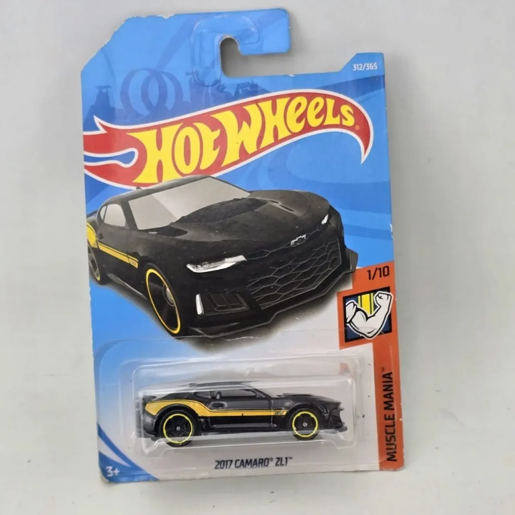 Hot Wheels 2017 Chevrolet Camaro ZL1 negro con rayas amarillas en empaque Muscle Mania. by Remates Narvaja