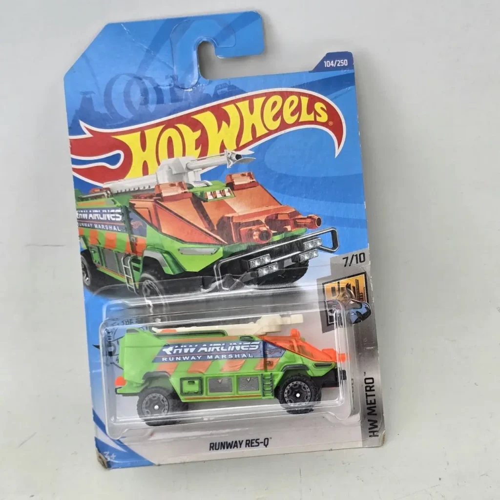 Hot Wheels Runway Res-Q HW Airlines Runway Marshal diecast car, verde y naranja, nuevo en empaque. by Remates Narvaja