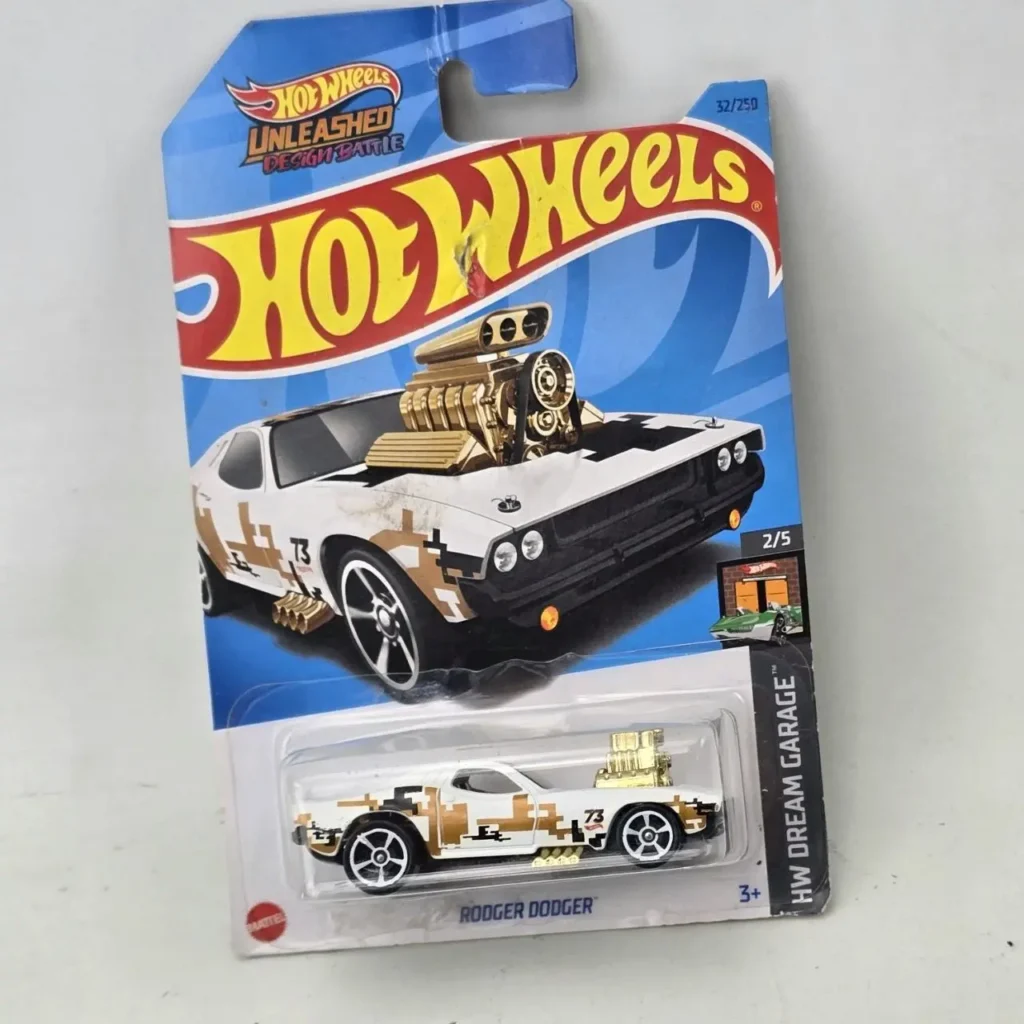 Hot Wheels Rodger Dodger blanco con camuflaje dorado, motor expuesto, de la serie HW Dream Garage." by Remates Narvaja