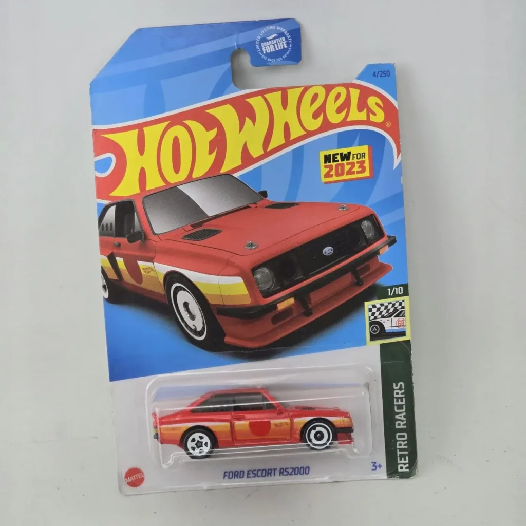 Hot Wheels Ford Escort RS2000 rojo en su empaque original, modelo 2023 de la serie Retro Racers. by Remates Narvaja