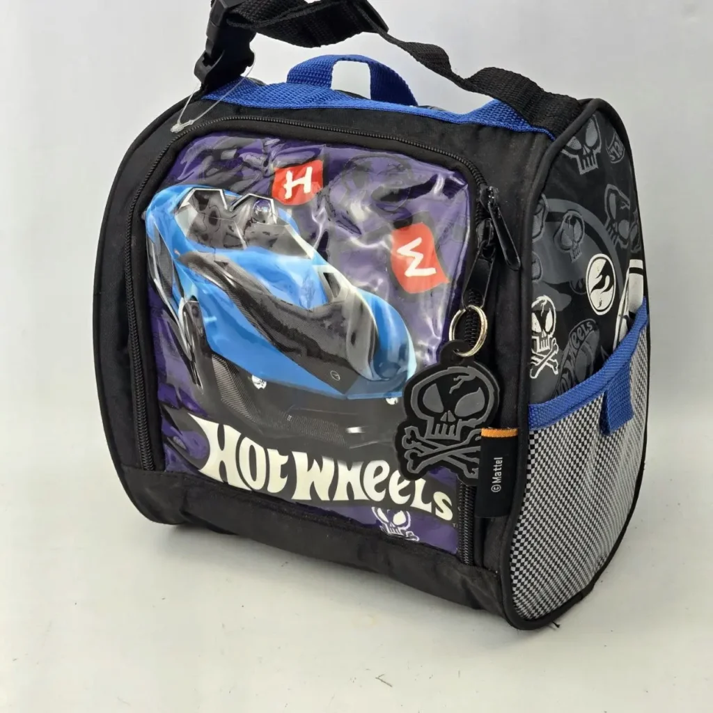 Lonchera Hot Wheels negra con coche azul y diseño de calavera. by Remates Narvaja