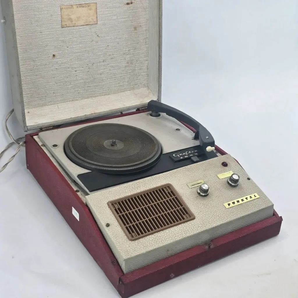 Tocadiscos vintage portátil tipo maleta rojo y crema Grafton Punktal. by Remates Narvaja