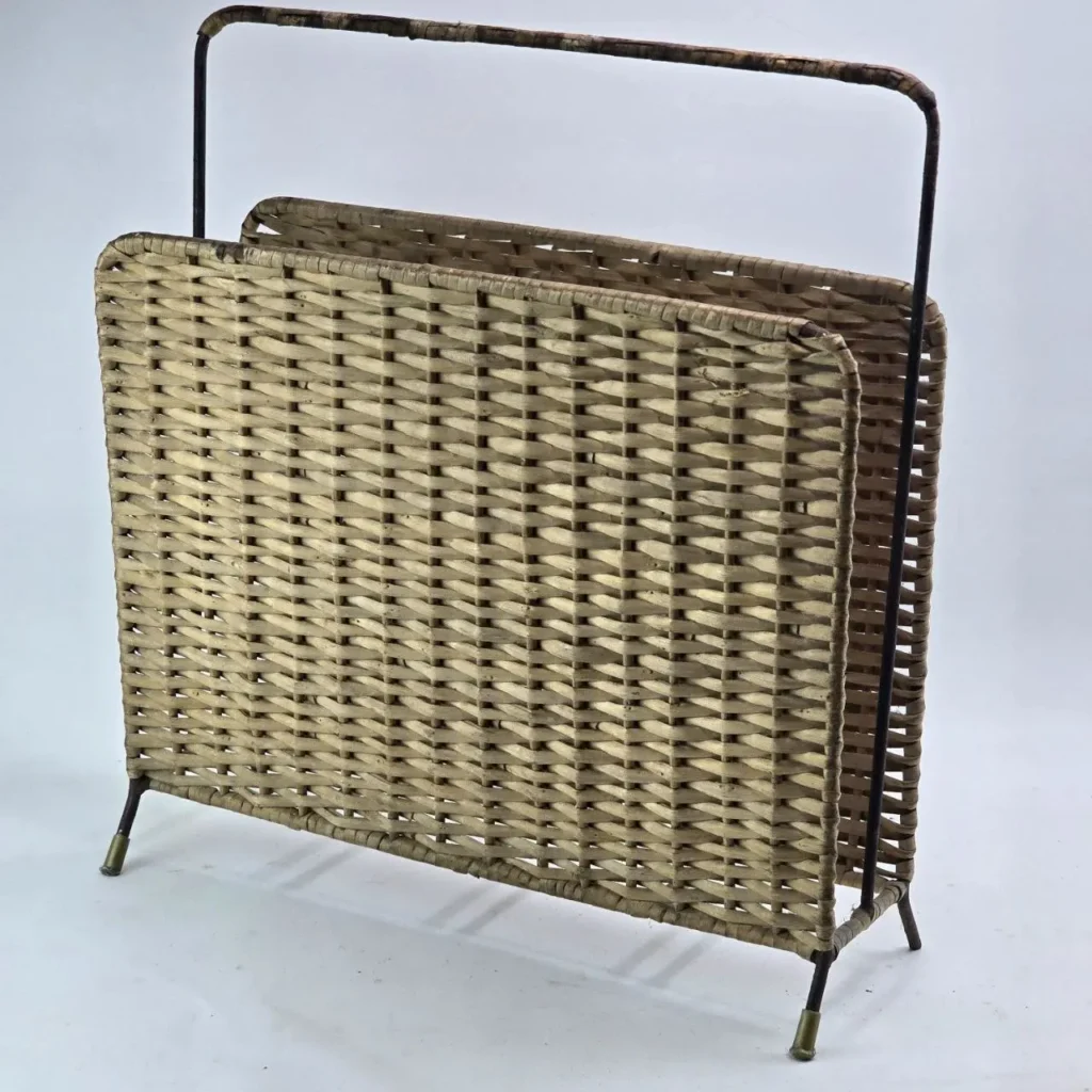 Revistero vintage de mimbre y metal con doble compartimento. by Remates Narvaja