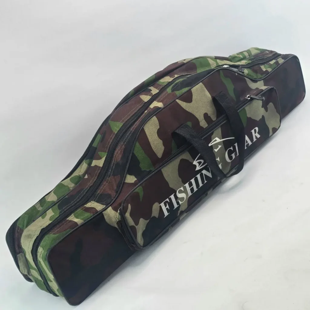 Bolsa de cañas de pescar camuflaje con compartimentos y texto "FISHING GEAR". by Remates Narvaja