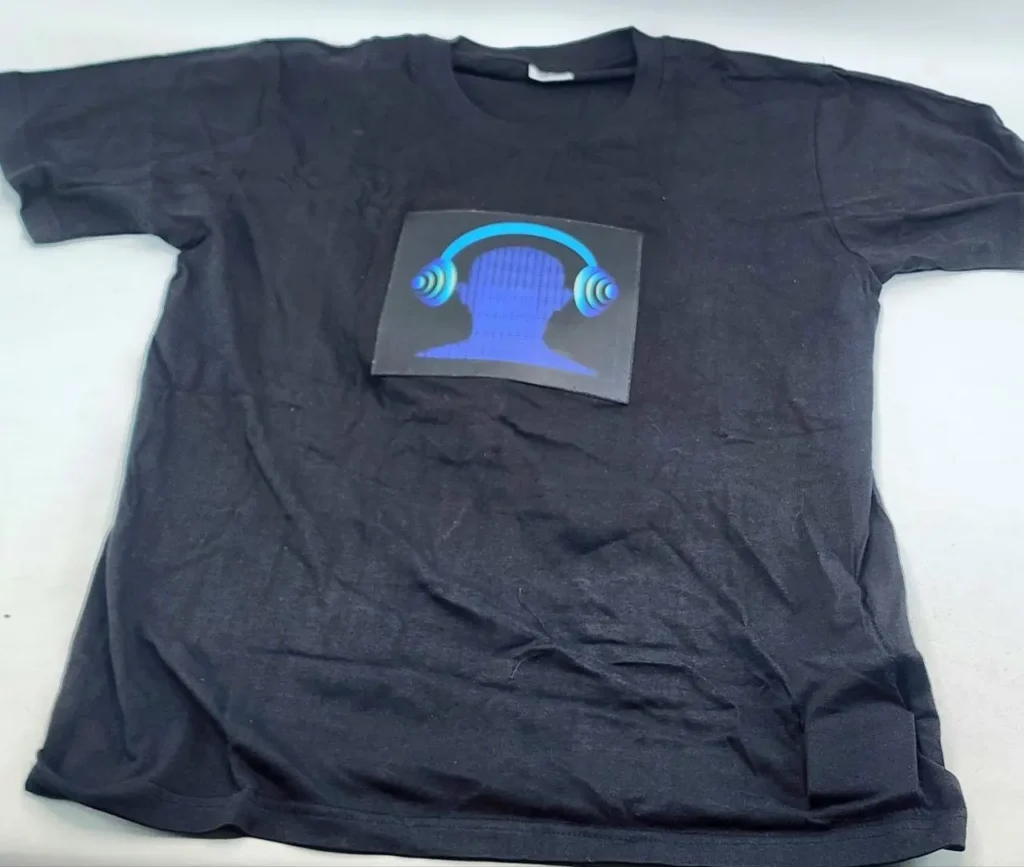 Camiseta negra con estampado de silueta azul de cabeza con auriculares. by Remates Narvaja