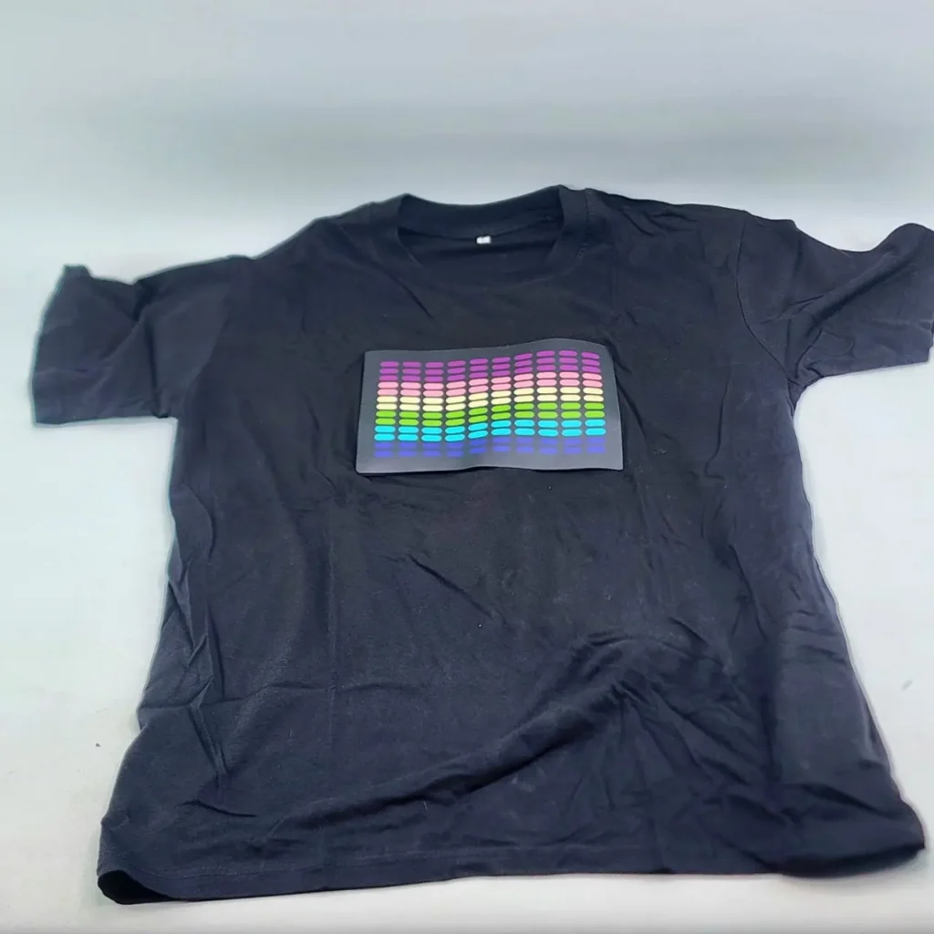Camiseta negra con ecualizador LED multicolor activado por sonido. by Remates Narvaja