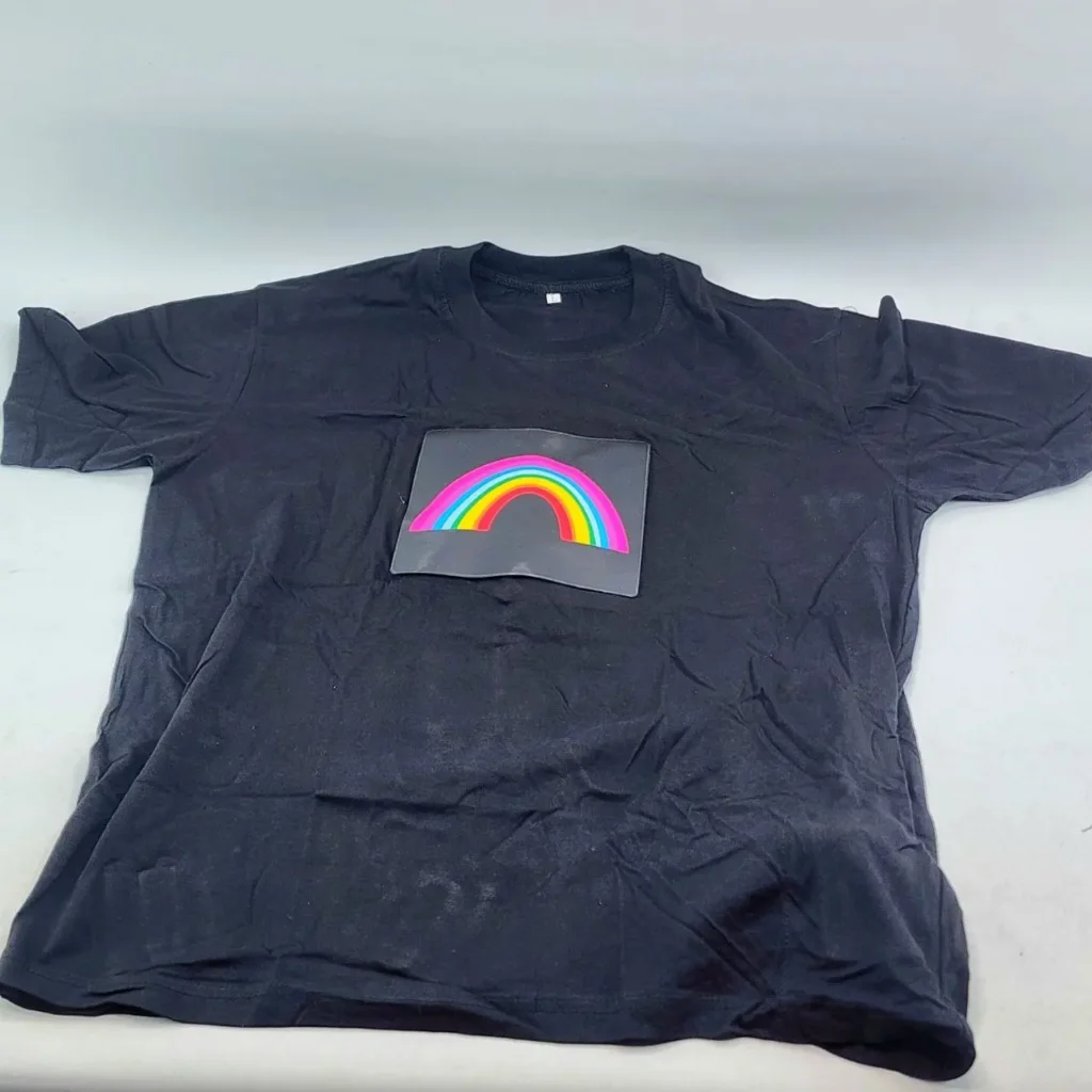 Camiseta negra con diseño de arcoíris colorido. by Remates Narvaja
