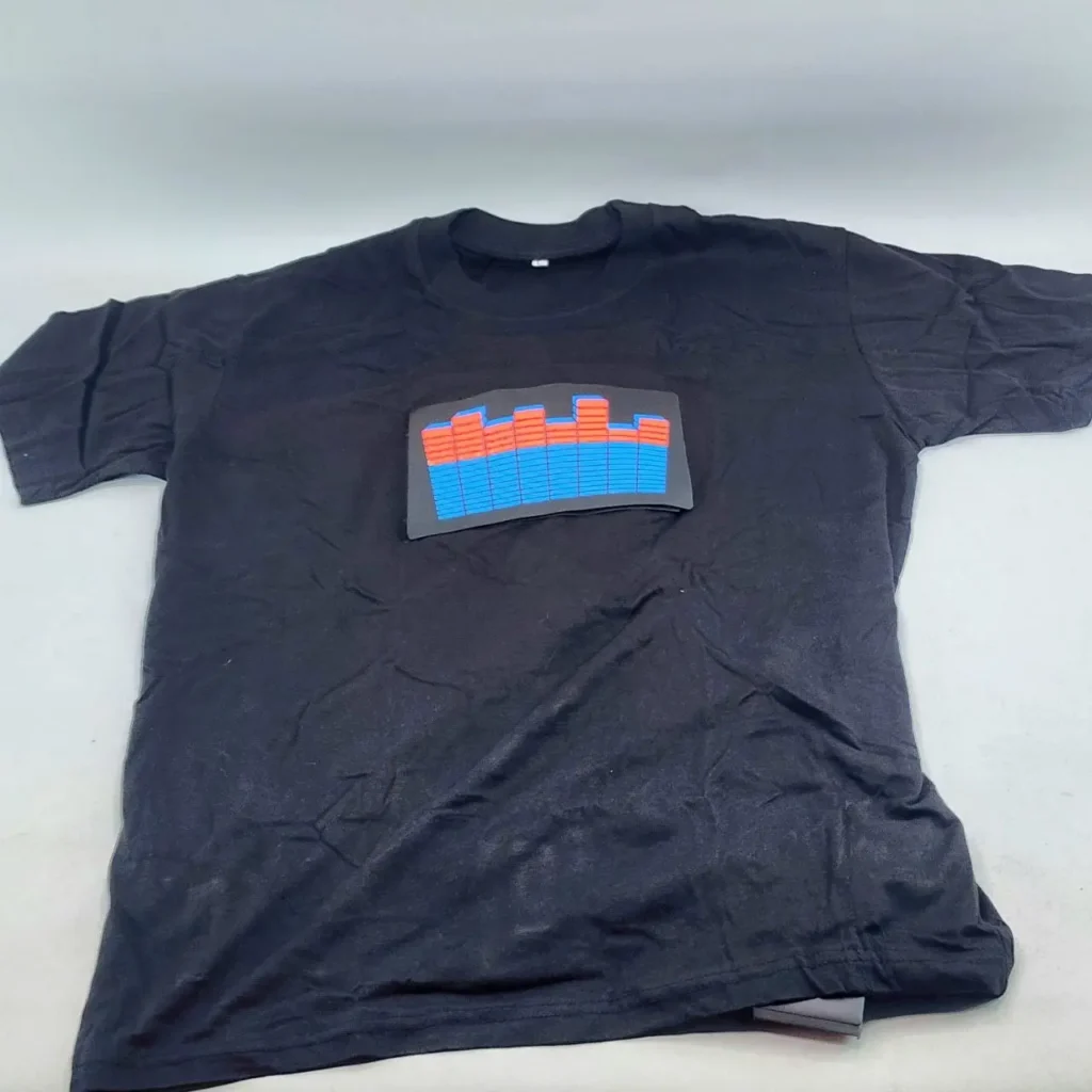 Camiseta negra con diseño de ecualizador de audio rojo y azul. by Remates Narvaja