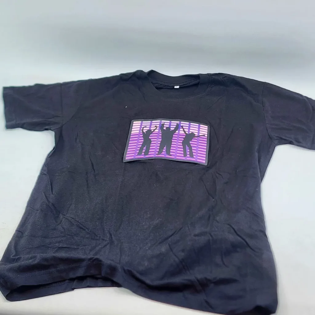 Camiseta negra con gráfico de siluetas bailando estilo retro. by Remates Narvaja