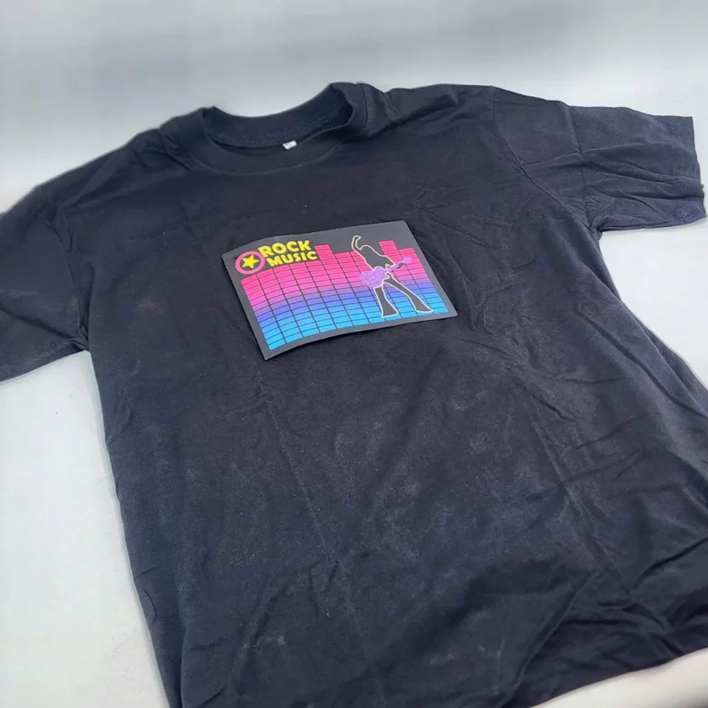 Camiseta negra con estampado "ROCK MUSIC" y silueta de guitarrista, estilo retro vibrante. by Remates Narvaja