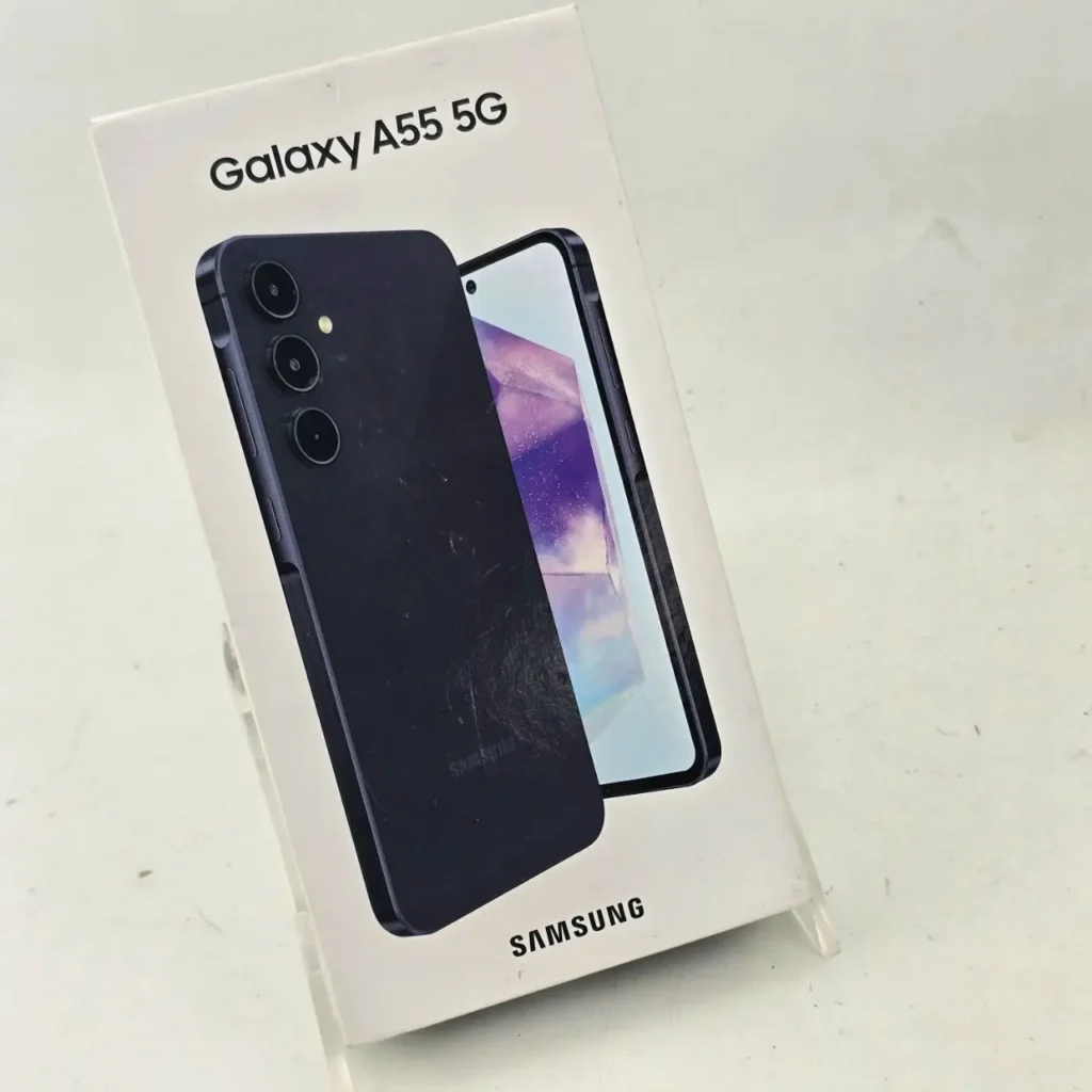 Caja del smartphone Samsung Galaxy A55 5G mostrando el teléfono azul oscuro por la parte trasera y frontal. by Remates Narvaja
