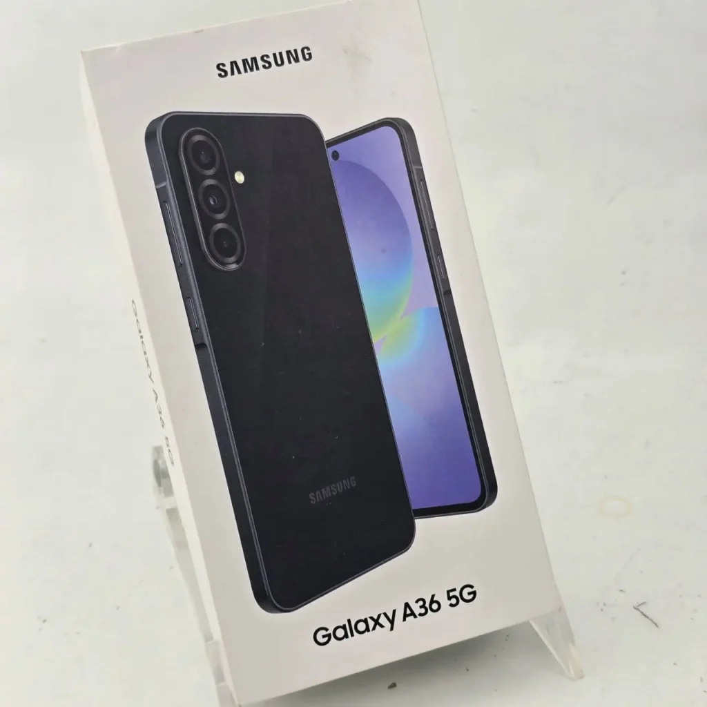Caja del Samsung Galaxy A36 5G con el teléfono negro. by Remates Narvaja