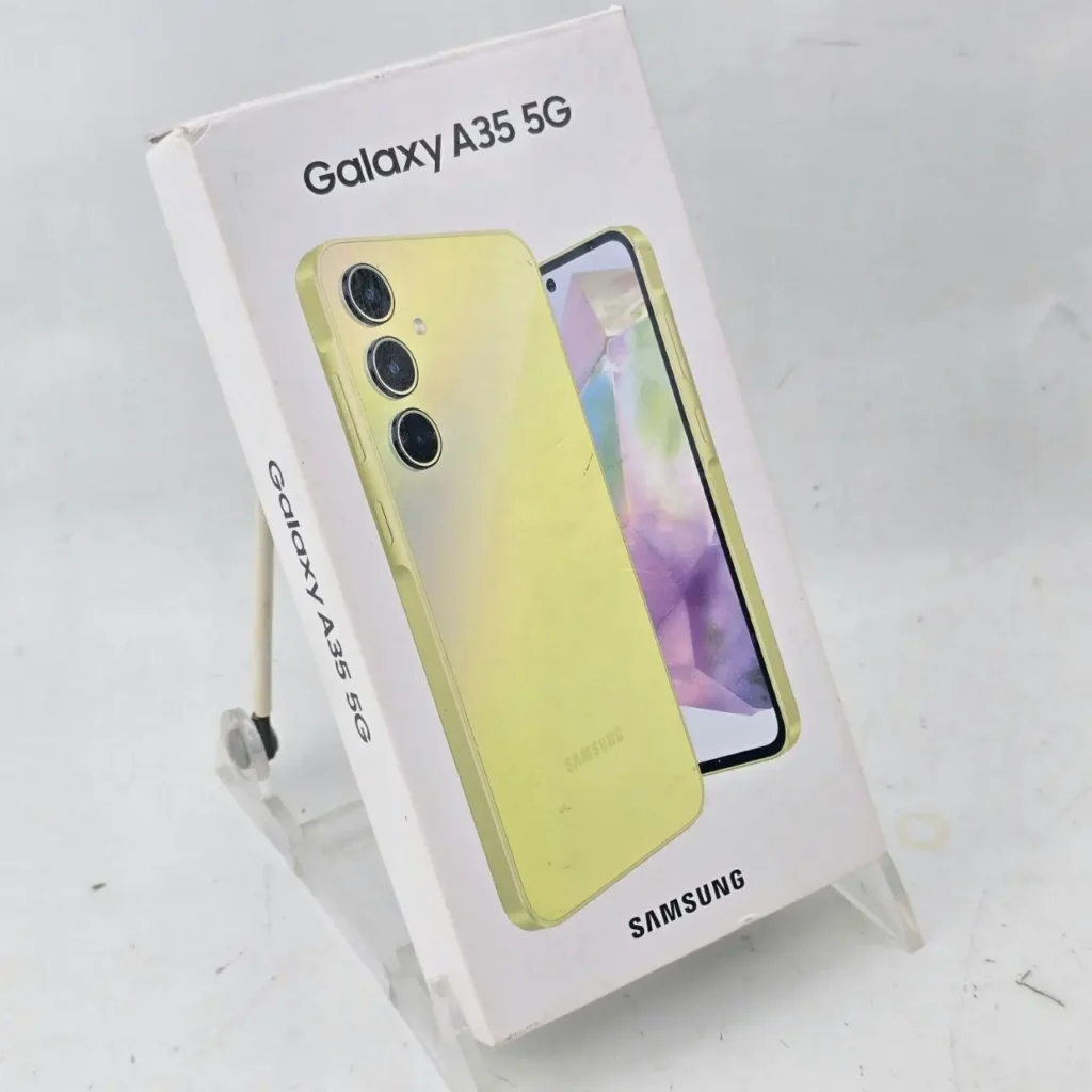 Caja del Samsung Galaxy A35 5G, mostrando el smartphone amarillo. by Remates Narvaja