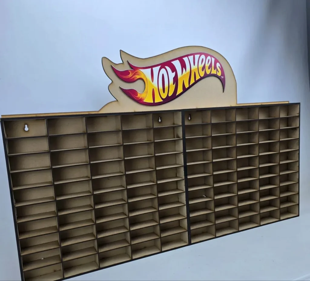 Estante organizador de madera para coches Hot Wheels con cientos de compartimentos y logo. by Remates Narvaja