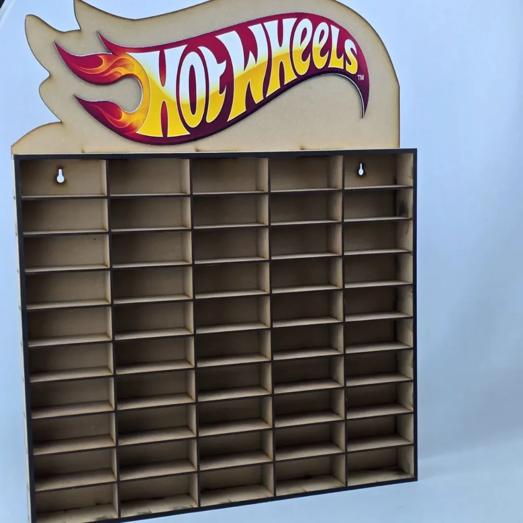 Expositor de madera para Hot Wheels con 80 compartimentos para coches de juguete, logo Hot Wheels en la parte superior y listo para colgar. by Remates Narvaja