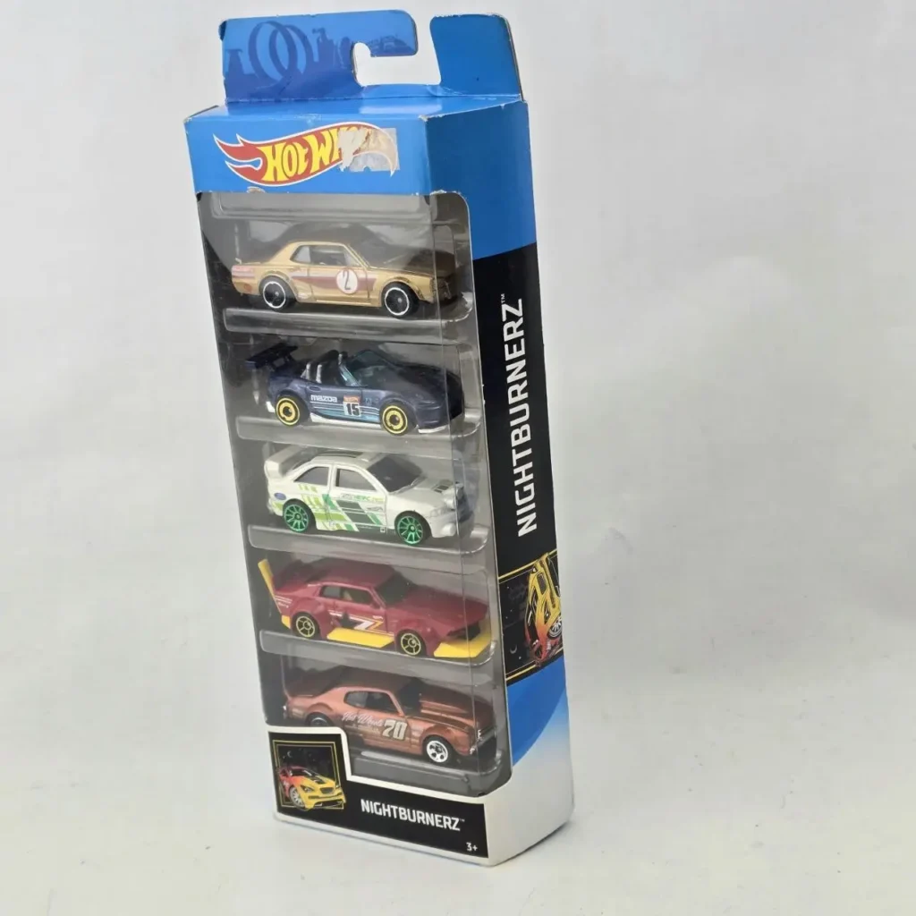 Hot Wheels Nightburnerz 5-pack de coches de juguete die-cast en su empaque azul. by Remates Narvaja