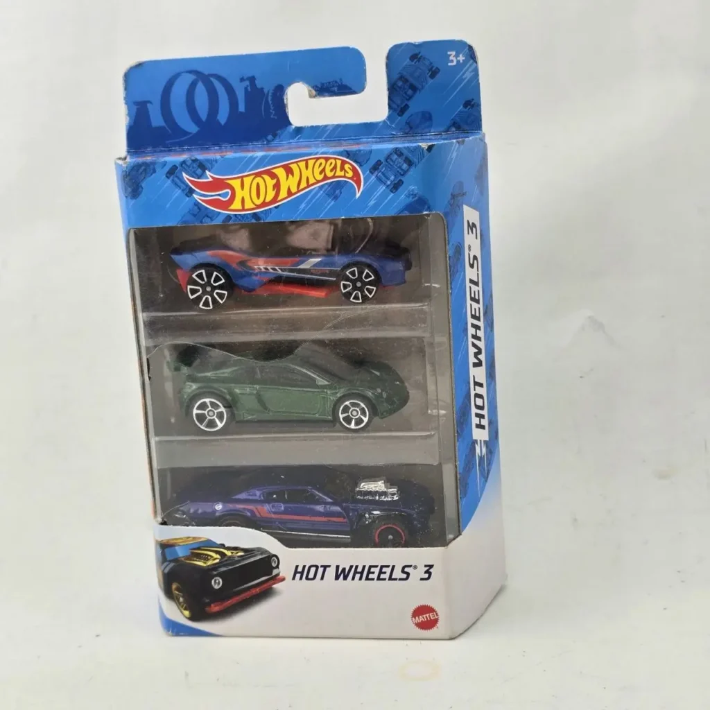 Hot Wheels 3-pack de coches de juguete en su caja, mostrando modelos azul, verde y morado. by Remates Narvaja