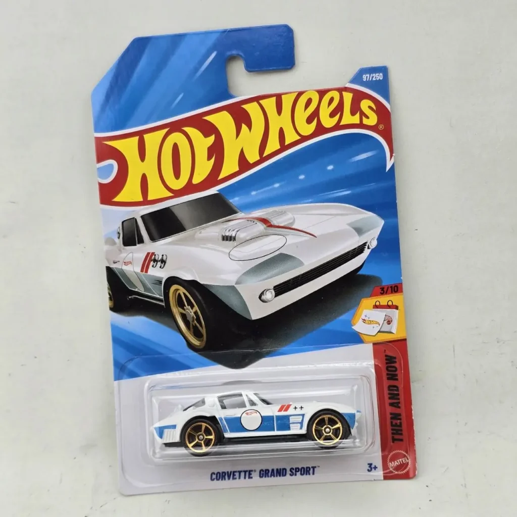 Hot Wheels Corvette Grand Sport blanco con detalles azules y rojos, ruedas doradas, nuevo en empaque. by Remates Narvaja