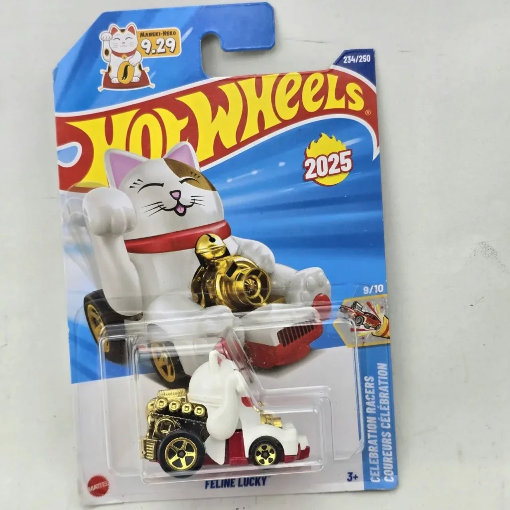 Hot Wheels Feline Lucky 2025 Celebration Racers con diseño de Maneki-Neko blanco y dorado. by Remates Narvaja