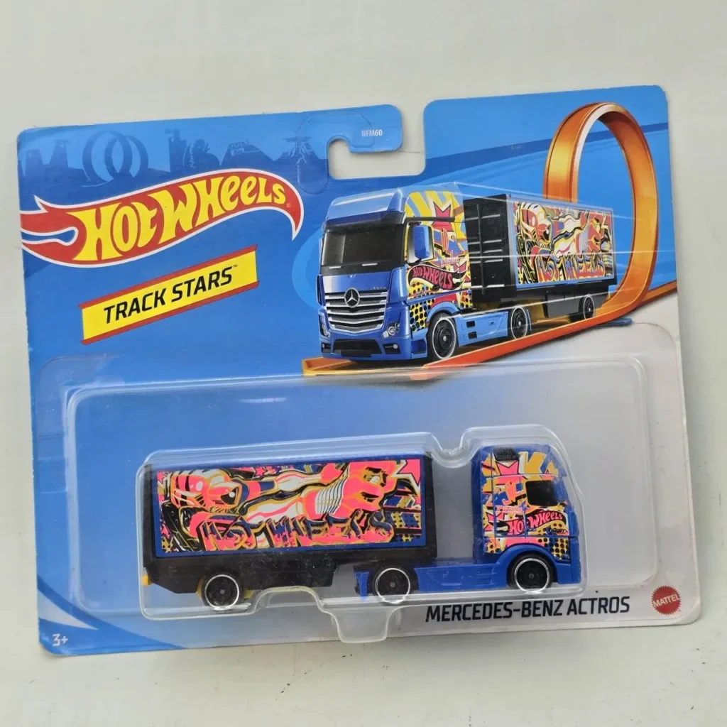 Hot Wheels Mercedes-Benz Actros camión de juguete Track Stars azul con gráficos vibrantes en su empaque original. by Remates Narvaja
