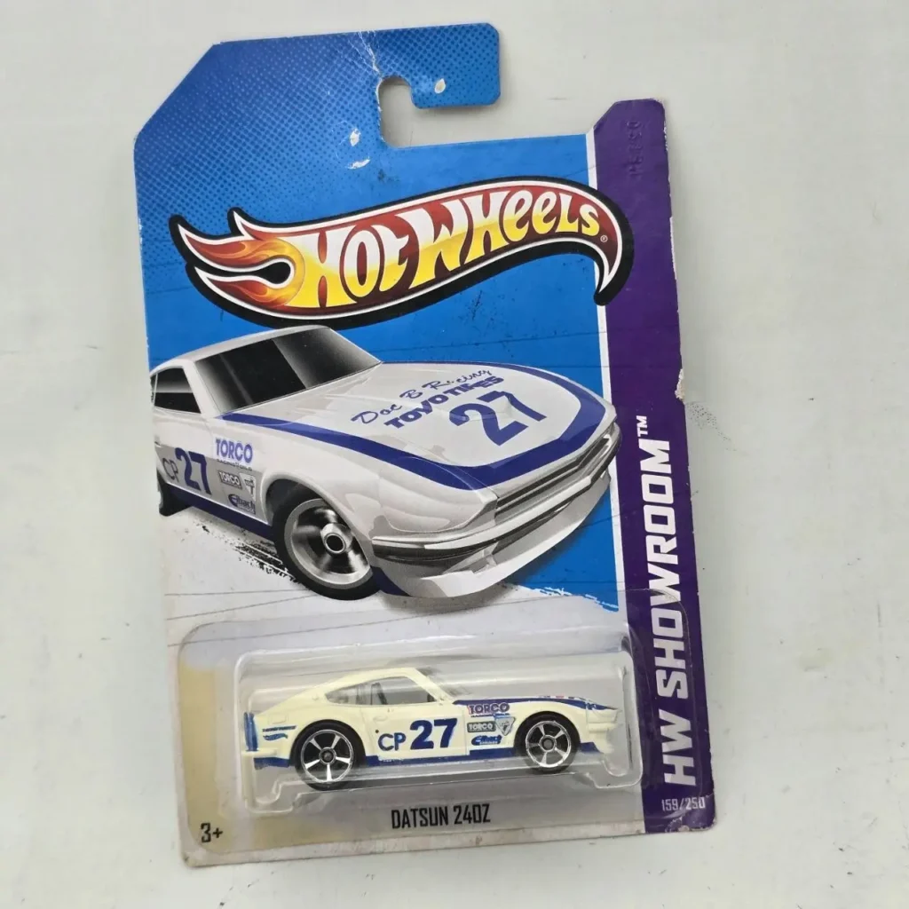 Hot Wheels Datsun 240Z blanco con detalles azules y número 27 en su empaque original. by Remates Narvaja