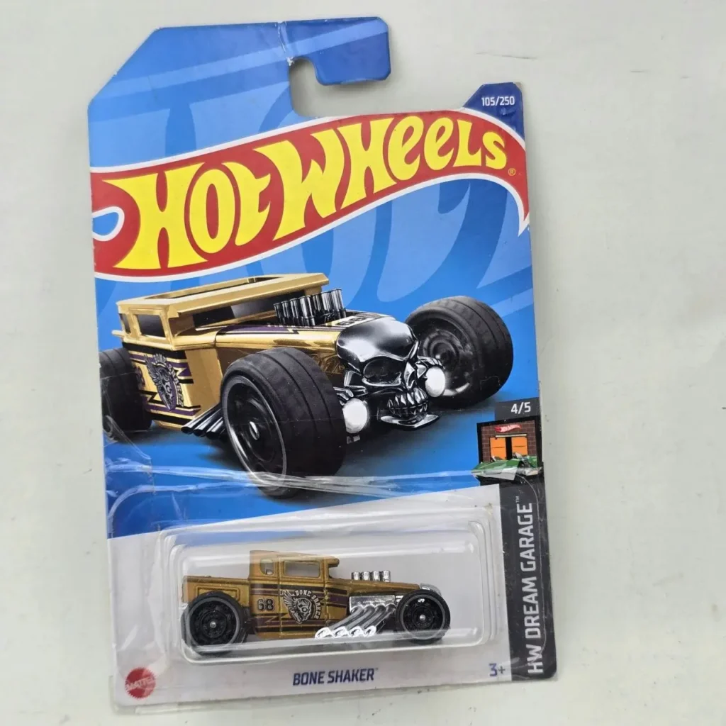 Coche de juguete Hot Wheels Bone Shaker dorado con diseño de calavera, nuevo en su empaque original. by Remates Narvaja
