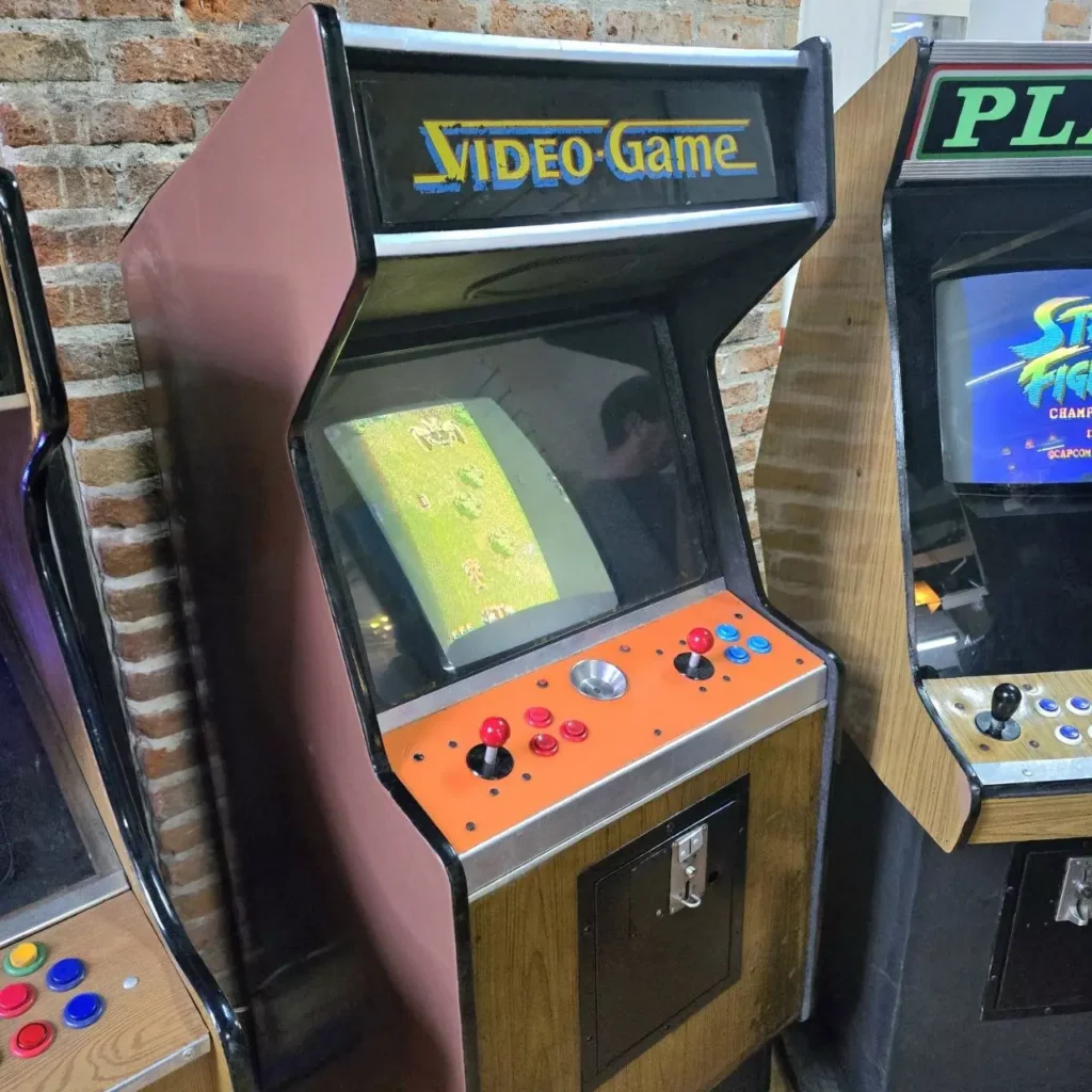 Máquina arcade clásica con letrero "VIDEO GAME", joysticks y juego retro en pantalla. by Remates Narvaja