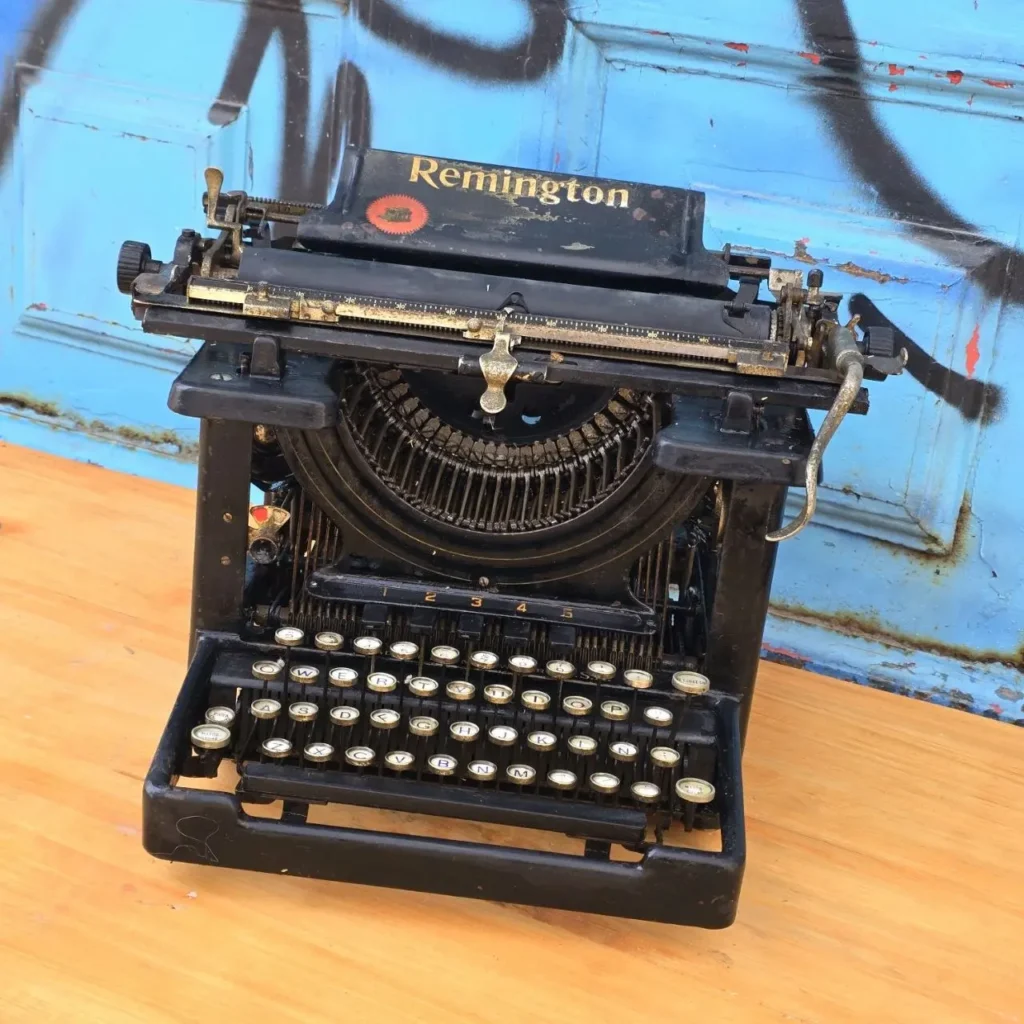 Máquina de escribir Remington negra antigua sobre madera. by Remates Narvaja