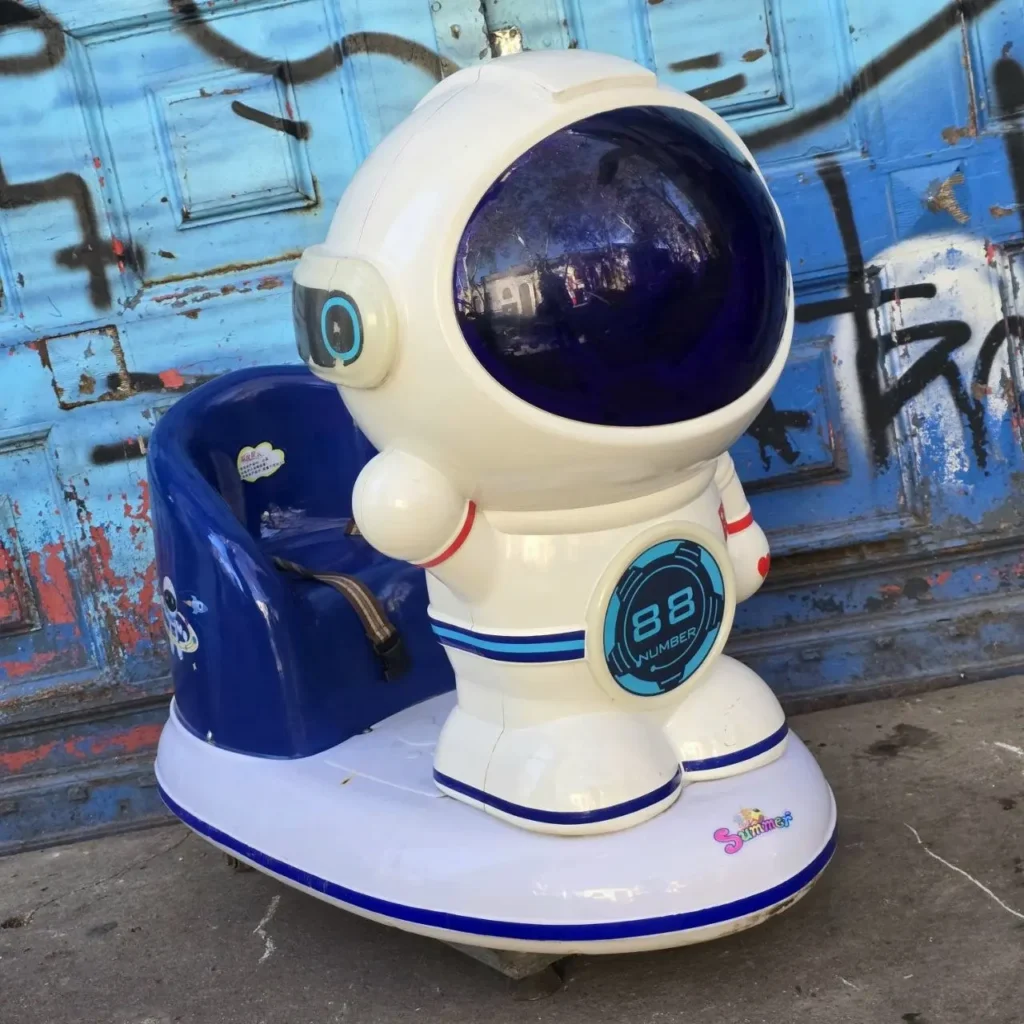 Máquina de paseo infantil de astronauta blanca y azul. by Remates Narvaja