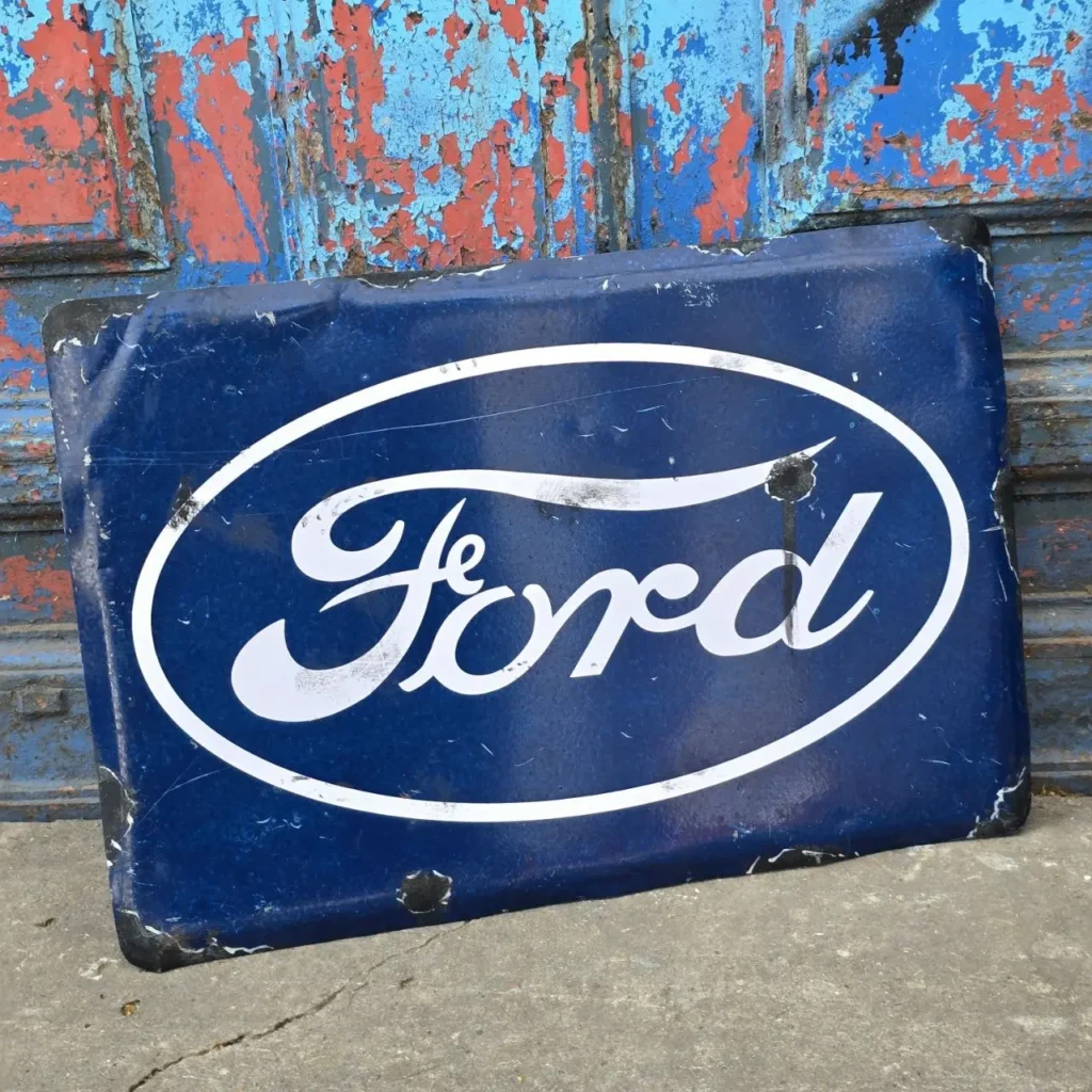 Cartel metálico vintage Ford azul con logo blanco, desgastado. by Remates Narvaja