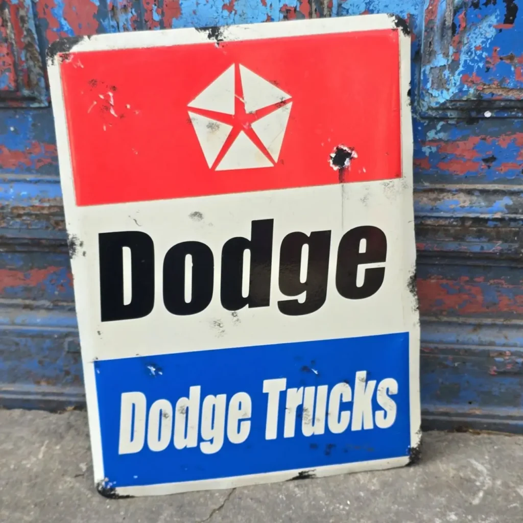 Señal vintage de Dodge Trucks roja, blanca y azul con logo Pentastar. by Remates Narvaja
