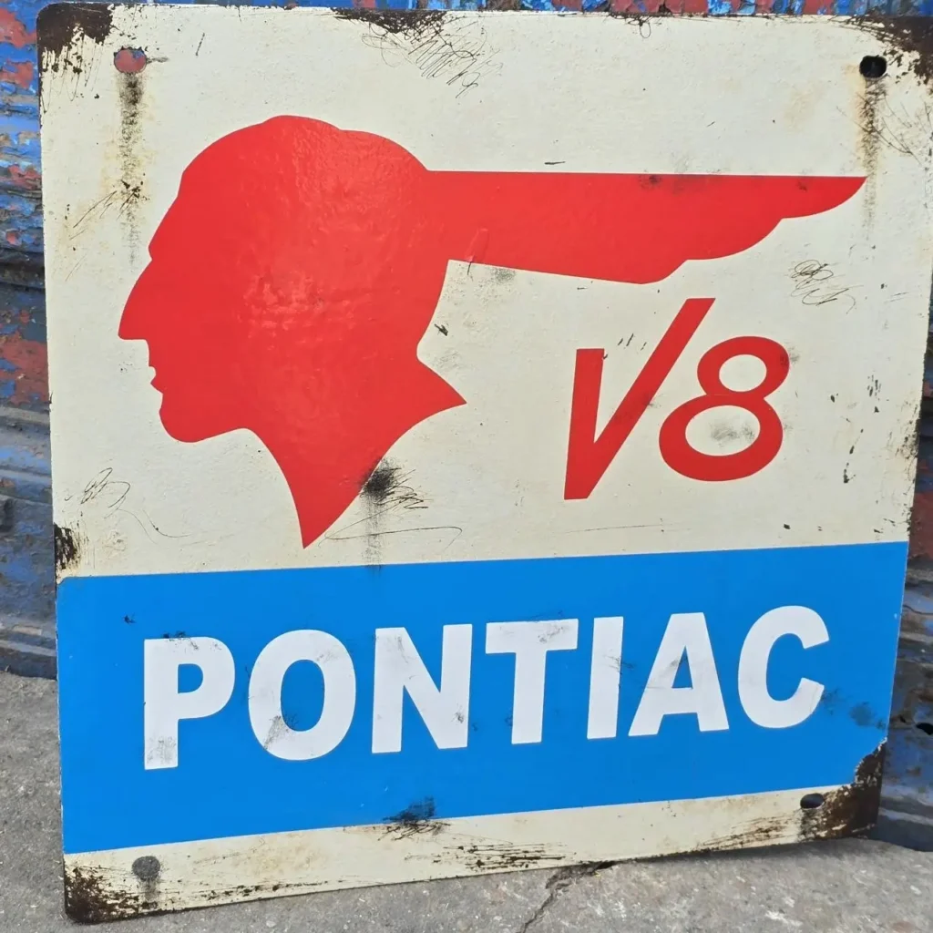 Señal metálica vintage de Pontiac V8 con logo de cabeza de indio. by Remates Narvaja