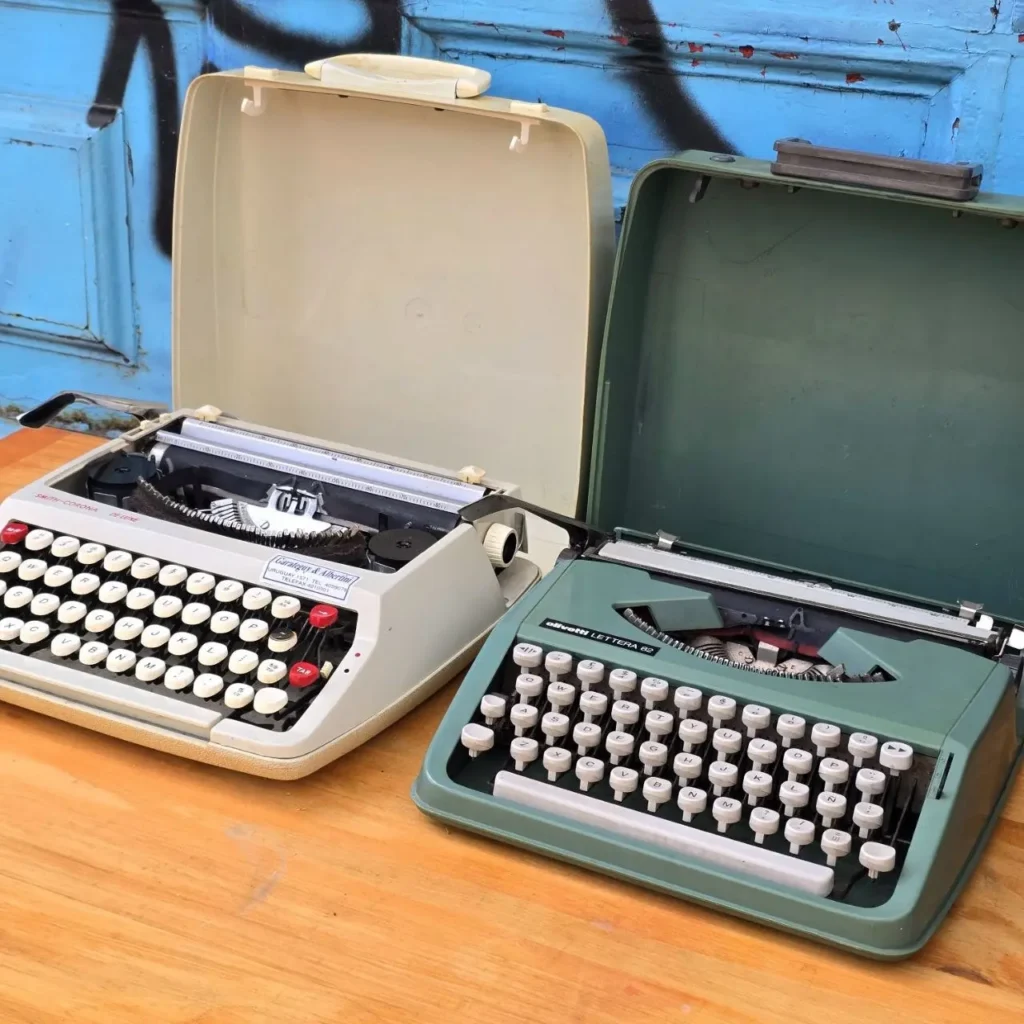 Máquinas de escribir vintage: Smith-Corona De Luxe crema y Olivetti Lettera 32 verde. by Remates Narvaja