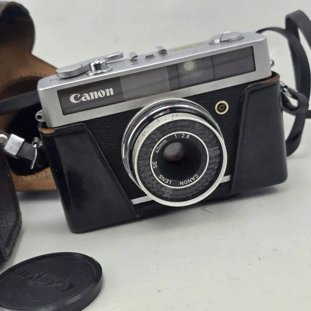 Cámara Canon vintage de película con objetivo 40mm f/2.8 en funda de cuero. by Remates Narvaja
