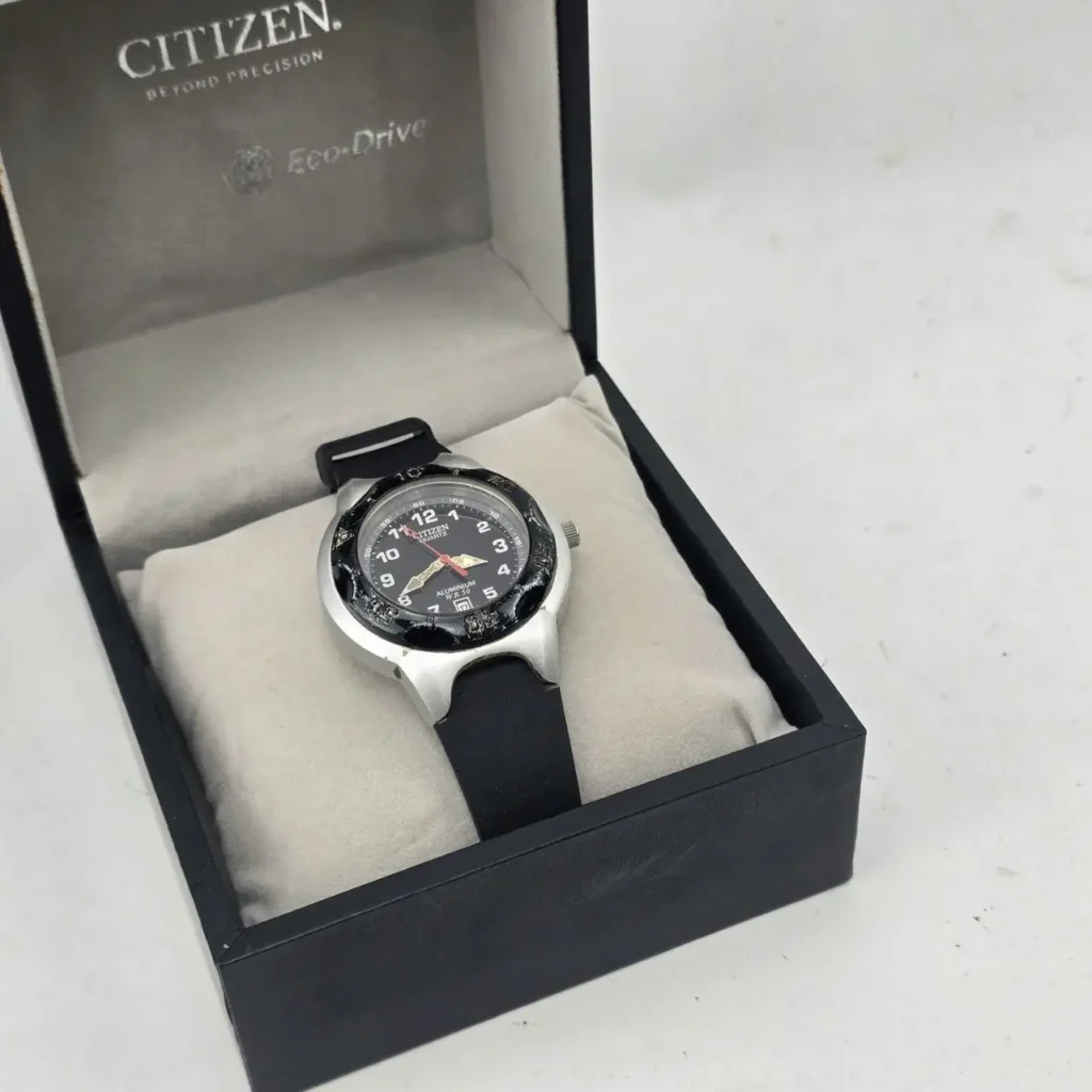 Citizen Eco-Drive reloj con esfera negra y correa de caucho en su caja original. by Remates Narvaja