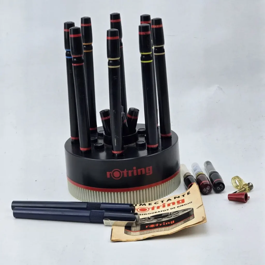 Set de estilógrafos técnicos Rotring con base humectante y accesorios de dibujo. by Remates Narvaja
