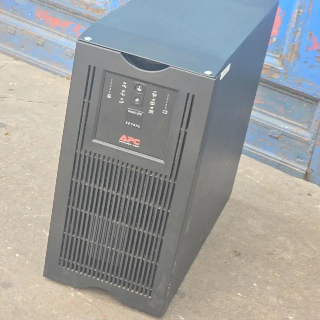 UPS APC Smart-UPS 3000XL negro de pie." by Remates Narvaja