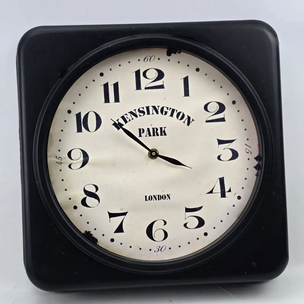Reloj cuadrado negro vintage Kensington Park London con esfera blanca. by Remates Narvaja