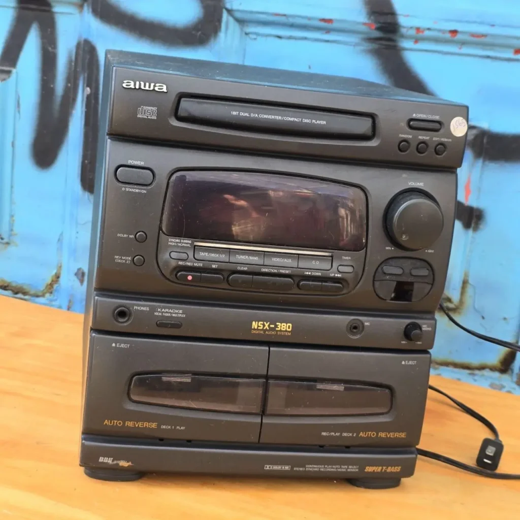 Sistema de sonido mini Aiwa NSX-380 negro vintage con reproductor de CD y doble platina de cassette. by Remates Narvaja