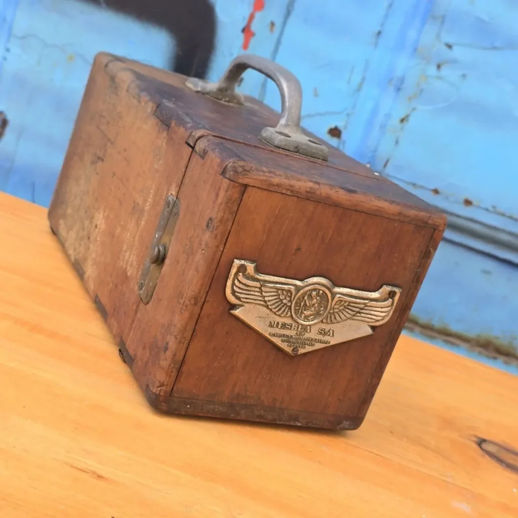 Caja de madera antigua con asa metálica y placa decorativa de Mesbla S.A. by Remates Narvaja